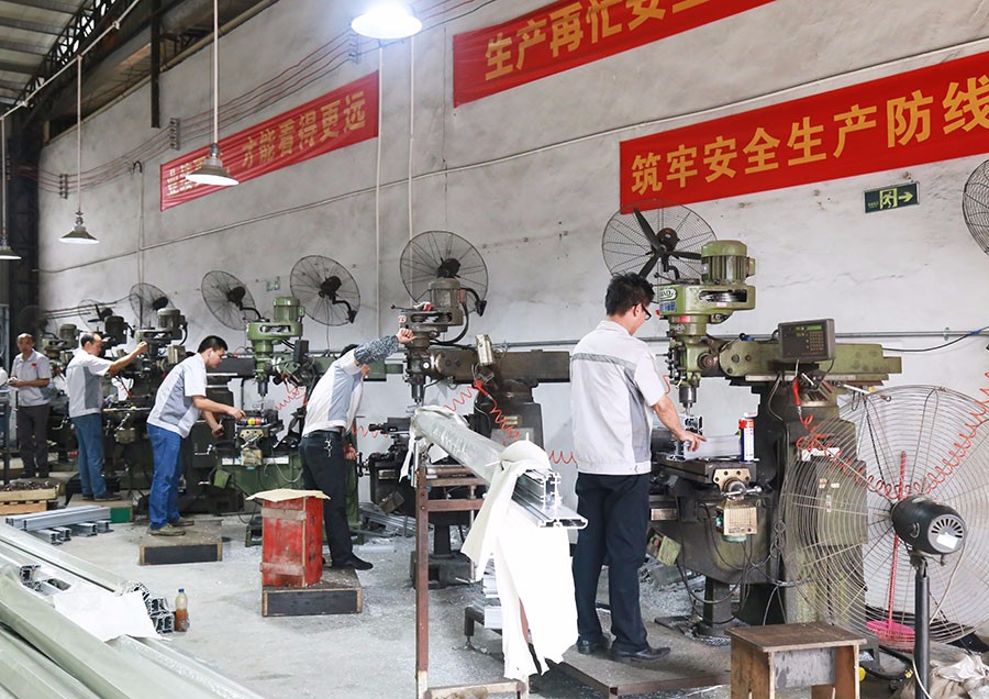 數十臺精密銑床